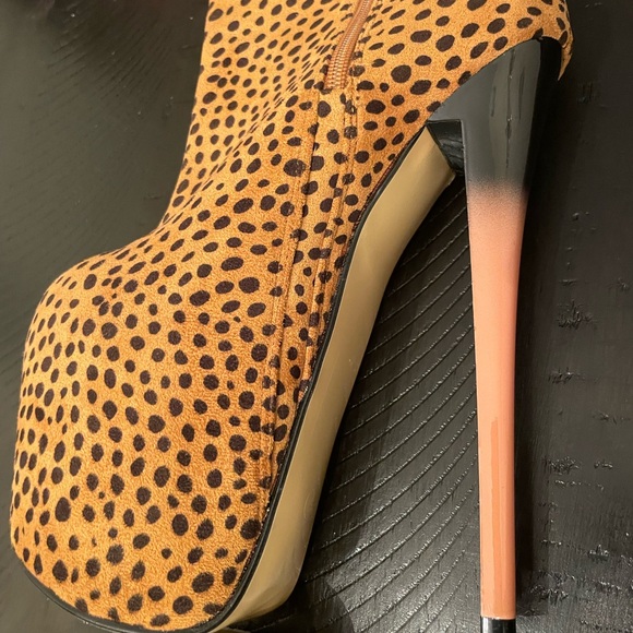 Stiletto Leopard print suede platform boots! These are super sexy! Size 38/7.5 - Picture 14 of 16